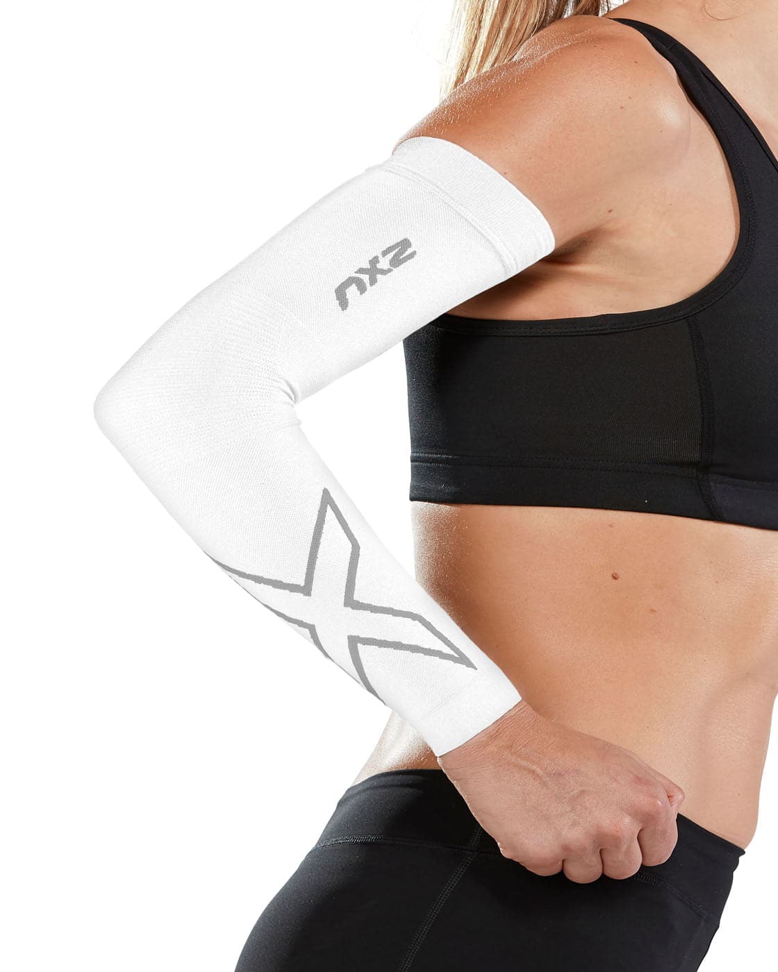 2Xu, Flex Compression Arm Sleeves Medium, Ua4009A, White/Grey - Athletix.ae